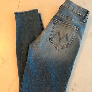 Mother High Waisted Looker Ankle Fray. Size 24, Wash: Shoot to Thrill